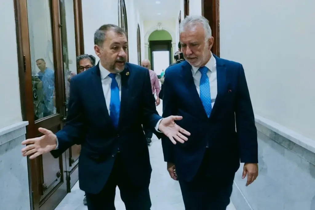 Ángel Víctor Torres y José Miguel Bermúdez en su reunión en el Templo Masónico de Tenerife