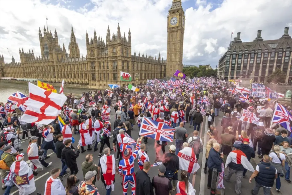 Más de 110.000 personas secundan una manifestación "patriótica" en Londres bajo el lema "Unamos al Reino"