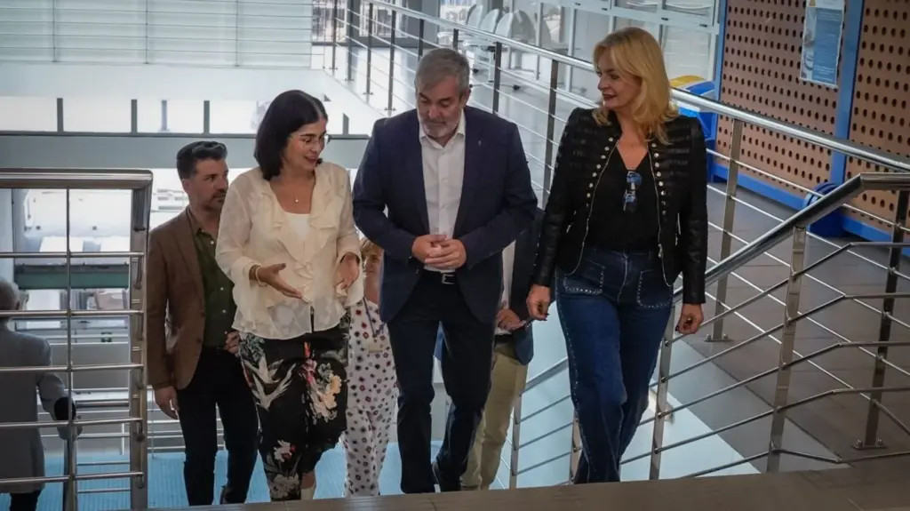 12 consultar más en el centro de salud de Guanarteme . La alcaldesa de Las Palmas de Gran Canaria, Carolina Darias, junto al presidente de Canarias, Fernando Clavijo, y la consejera regional de Sanidad, Esther Monzón, enla visita a la ampliación del centro de salud de Guanarteme en la capital grancanaria. EP.