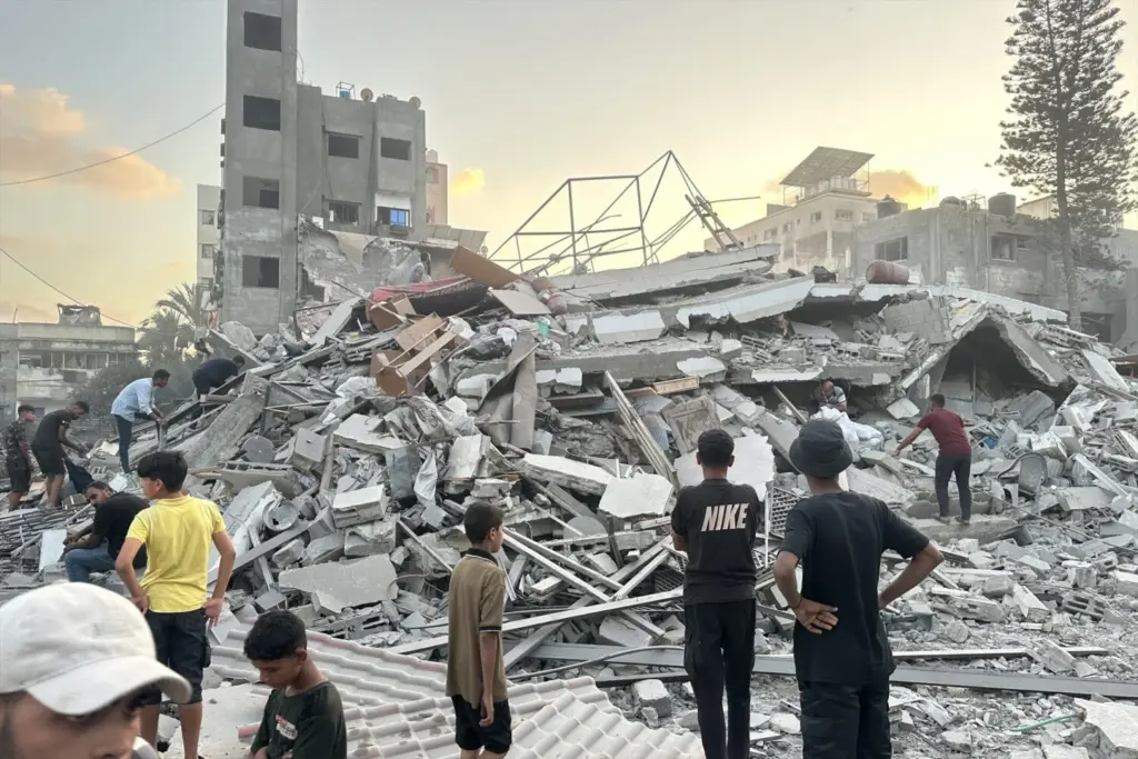 Palestinos frente a los edificios destruidos por ataque de Israel en Gaza. Europa Press