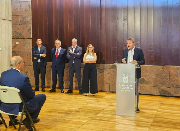 Firma del protocolo para impulsar la construcción de los trenes comarcales de Tenerife. Imagen Ministerio de Transportes