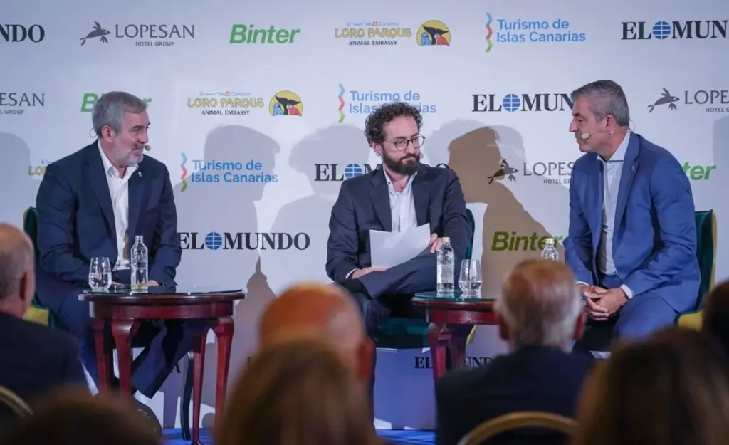 El presidente de Canarias, Fernando Clavijo, y el vicepresidente, Manuel Domínguez, en un Foro de El Mundo. Imagen @FClavijoBatlle