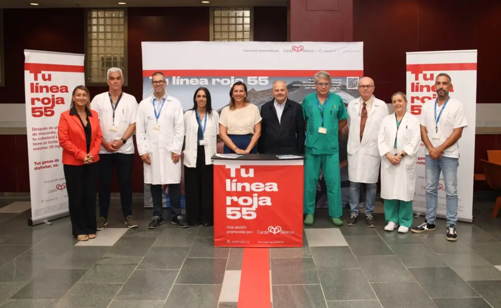 El Hospital Universitario La Candelaria conciencia sobre la importancia de reducir el colesterol. Foto de familia de los profesionales sanitarios junto a representantes de Novartis, Cardioaliza y la directora del Área de Salud de Tenerife. Imagen: Consejería de Sanidad.