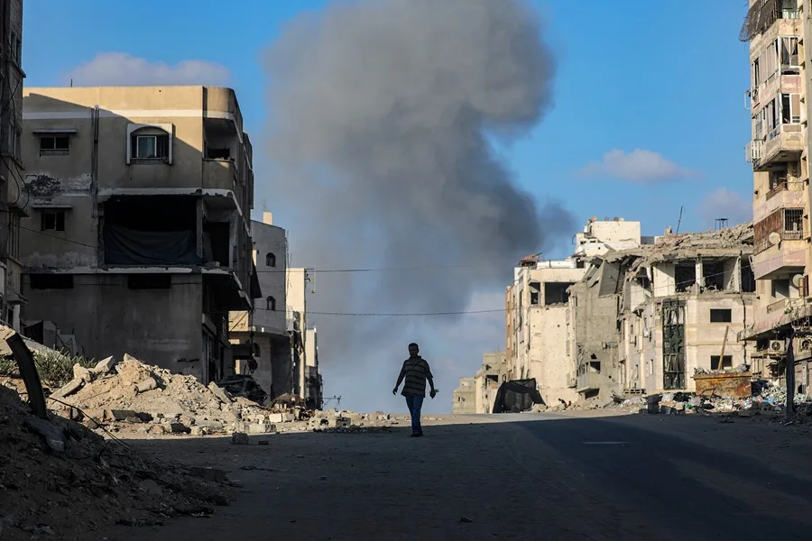 El humo se eleva tras un ataque aéreo israelí en la ciudad de Gaza, este fin de semana. EFE/Mohammed Saber