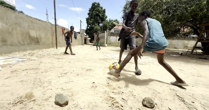 Varios niños del proyecto New Life Family juegan con un balón. Imagen RTVC