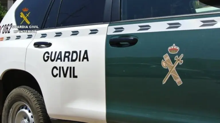 La Guardia Civil detiene a dos individuos e identifica a tres más por extorsión y amenazas