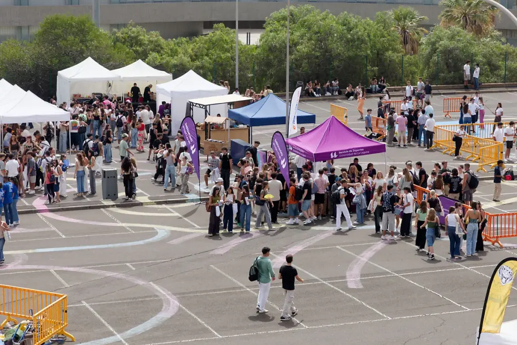 Recibimiento a los nuevos estudiantes de la ULL en el festival Hola ULL. Imagen ULL