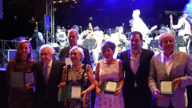 Puerto de la Cruz rinde homenaje a sus protagonistas del turismo