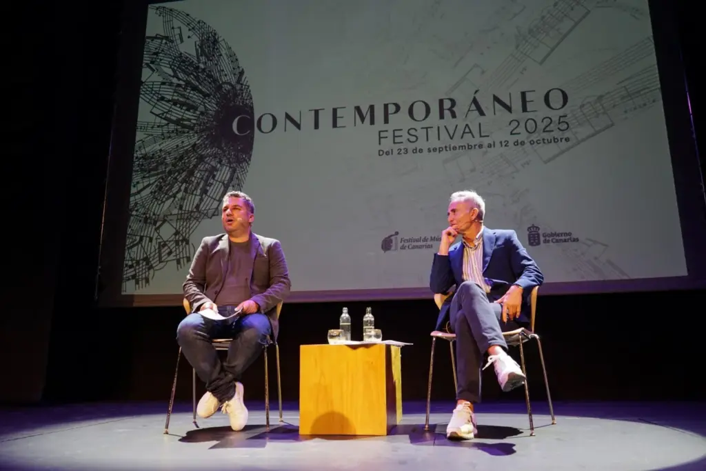 Juan Floristán abre el Festival Contemporáneo con un concierto escenificado de piano. Horacio Umpierrez y Samuel Ramos en la presentación. Imagen: Cultura del Gobierno de Canarias. 