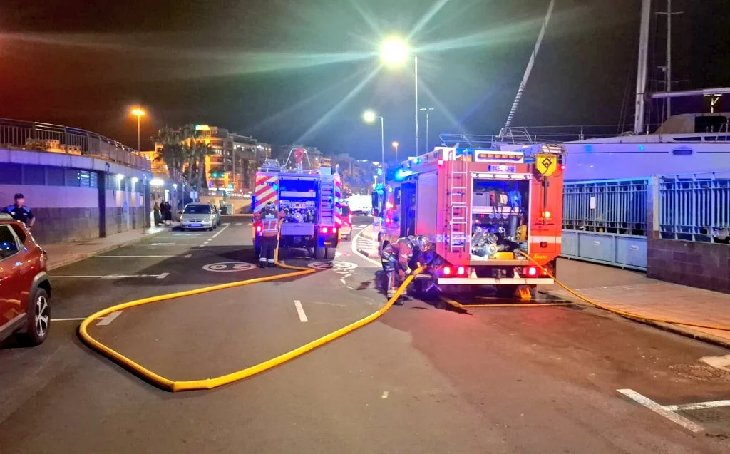 Bomberos actúan en el incendio de una cocina en la zona de La Marina, en Las Palmas de Gran Canaria