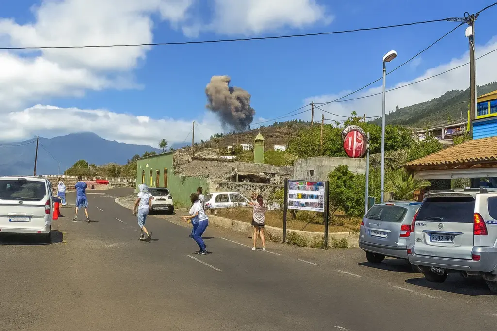 Vecinos y vecinas huyen en el momento de la erupción del volcán Tajogaite, en La Palma