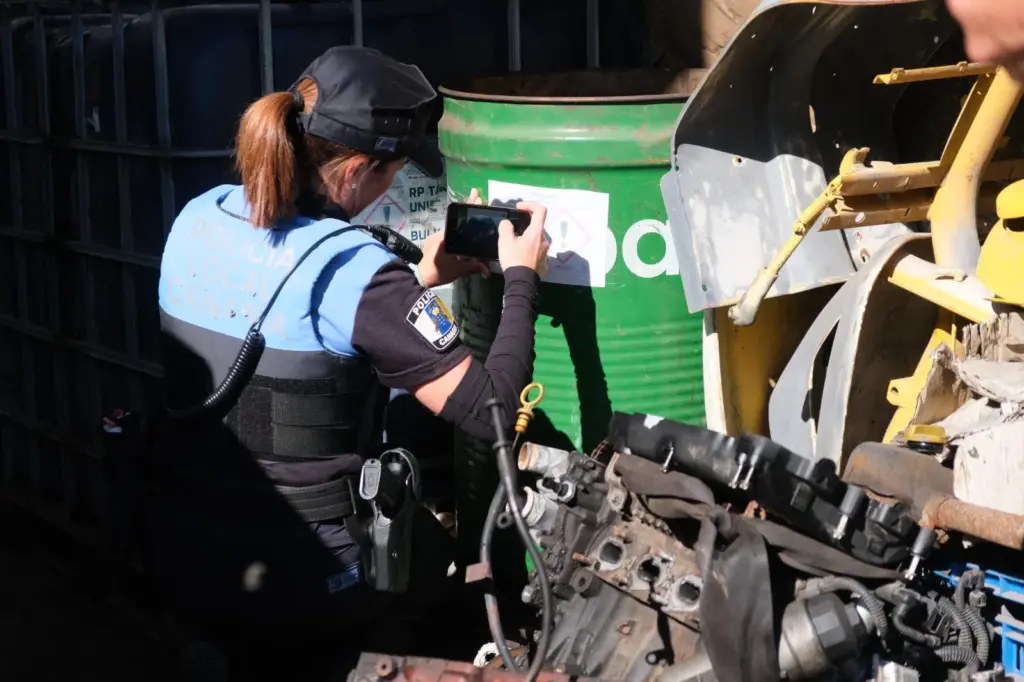 Una agente de la policía local toma fotografías en uno de los talleres denunciados