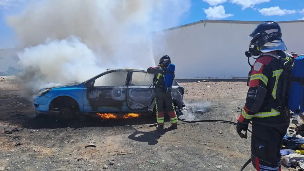 Bomberos apagan el fuego de un coche incendiado en Arrecife