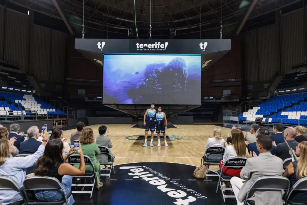 En la imagen, los jugadores de la primera plantilla Jaime Fernández y Aaron Doornekamp. Fotografía: CB Canarias