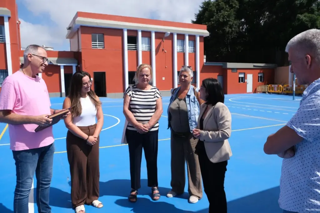 La alcaldesa, Carolina Darias, junto al equipo directivo del CEIP San Lorenzo y personal técnico de la Concejalía de Educación