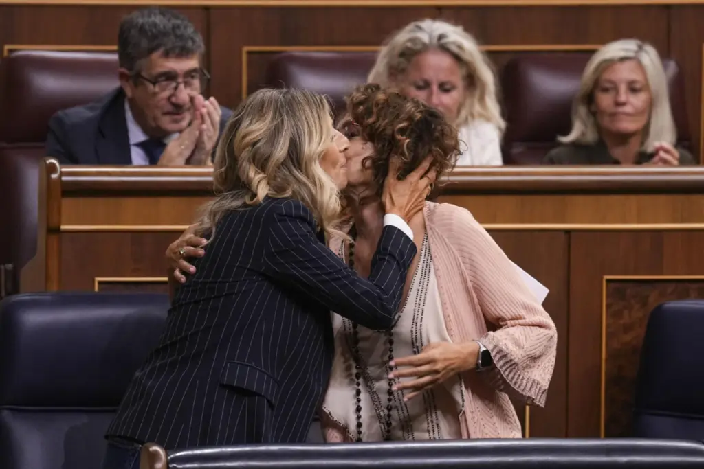 PP, Vox y Junts tumban la ley para reducir a jornada laboral a 37,5 horas semanales. En la foto, la ministra de Hacienda, María Jesús Montero y la ministra de Trabajo, Yolanda Díaz, se saludan durante el debate para la reducción de la jornada laboral, este miércoles en el Pleno del Congreso de los Diputados. EFE