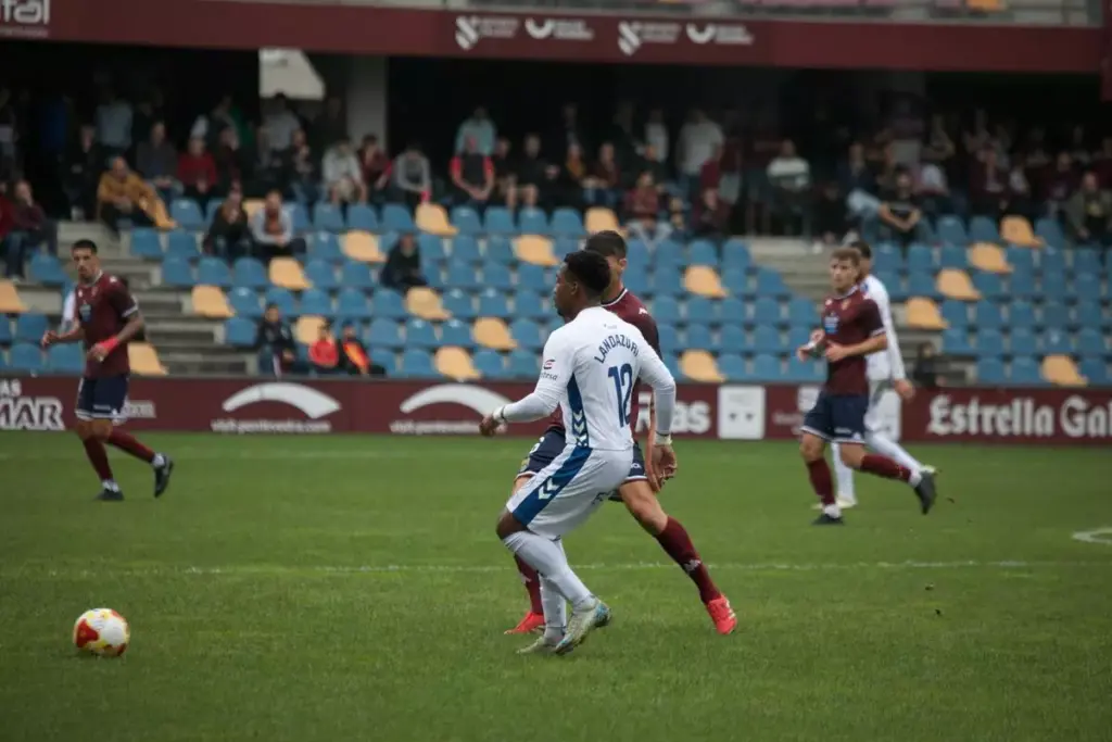 Landazuri pasa el balón ante varios jugadores del Pontevedra