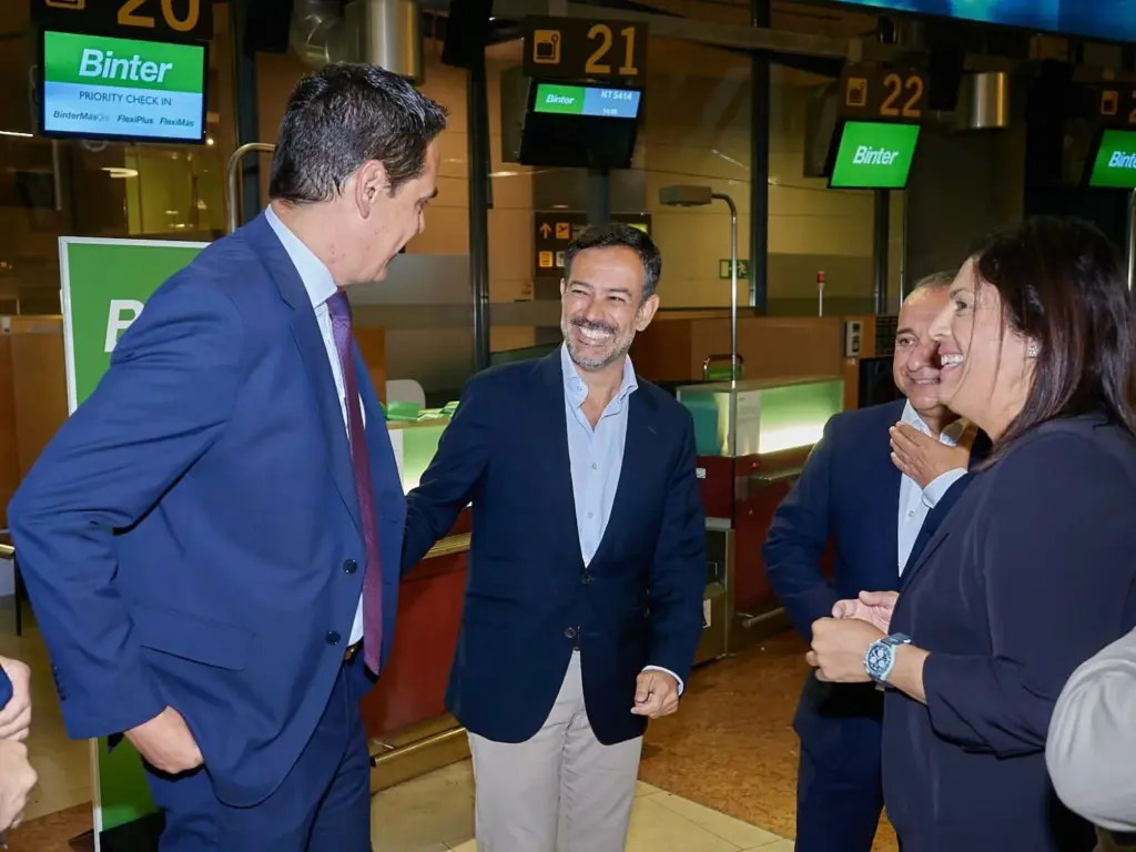 El vicepresidente del Cabildo de Tenerife, Lope Afonso (c), y la consejera delegada de Turismo, Dimple Melwani (d), en la inauguración de nuevas rutas de Binter