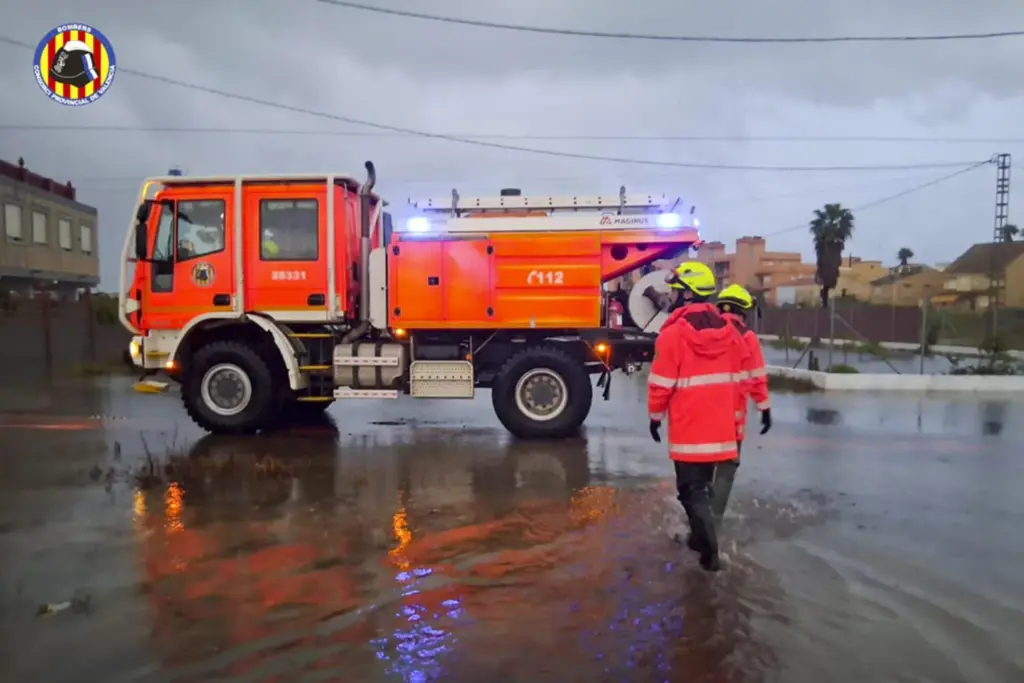 Los bomberos de Valencia realizan unas 30 actuaciones durante la tarde por las lluvias