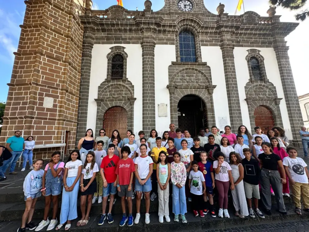 Los niños y niñas verseadores frente a la Basílica del Pino, en Teror