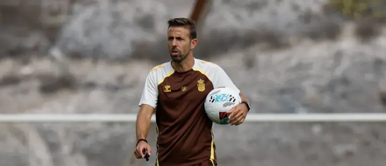 Luis García recupera a Iván Gil para el partido contra el Burgos