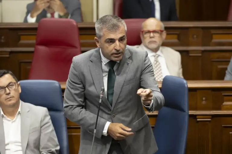 Pleno del Parlamento: Domínguez, sobre la condonación de la deuda, «es el timo de la estampita»