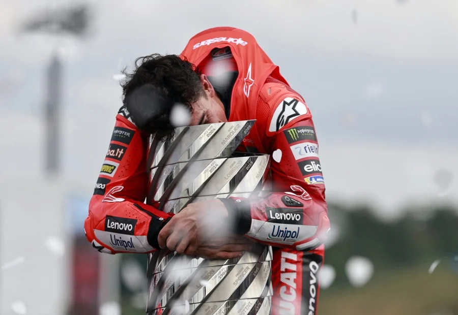 Marc Márquez abrazado al trofeo de campeón del mundo de MotoGP. Imagen EFE