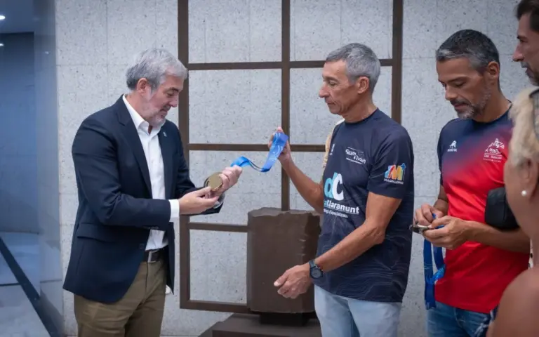 Clavijo reconoce a los medallistas canarios del Mundial de Natación en Singapur