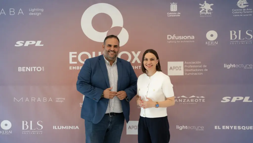 El consejero de Medio Ambiente del Cabildo de Lanzarote, Samuel Martín, y la consejera de Universidades y Cultura del Gobierno de Canarias, Migdalia Machín, durante la inauguración de Equinox 2025
