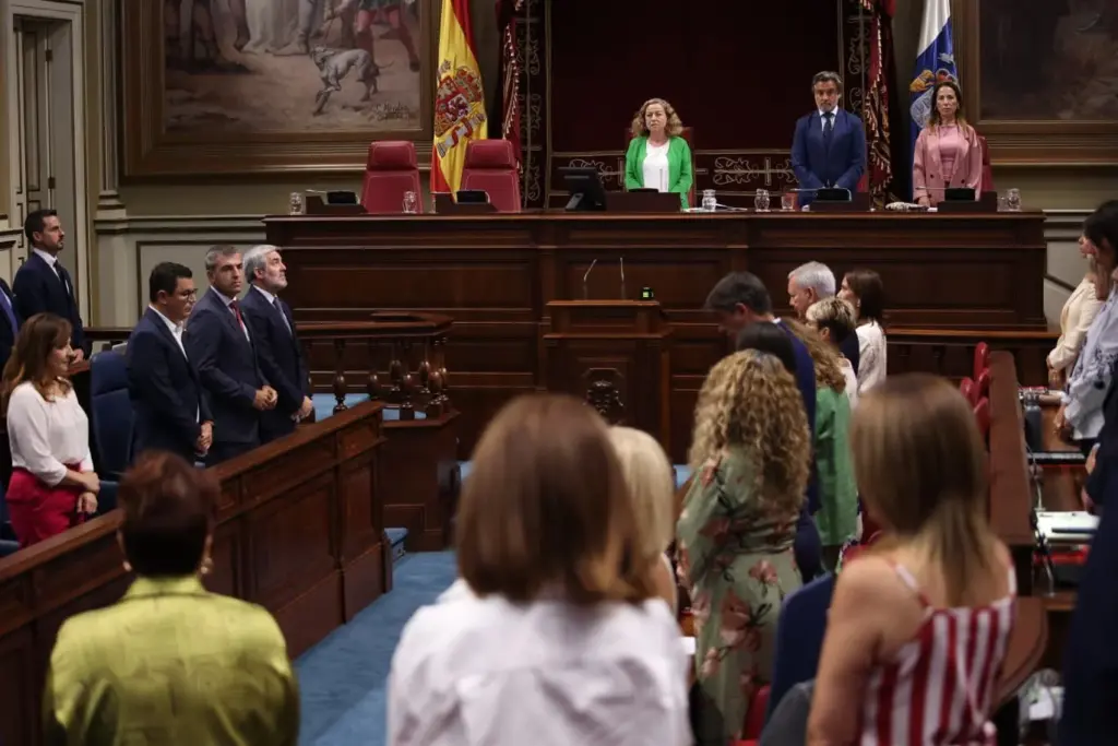 Minuto de silencio en el Parlamento de Canarias tras la declaración institucional sobre Gaza. Imagen Parlamento de Canarias