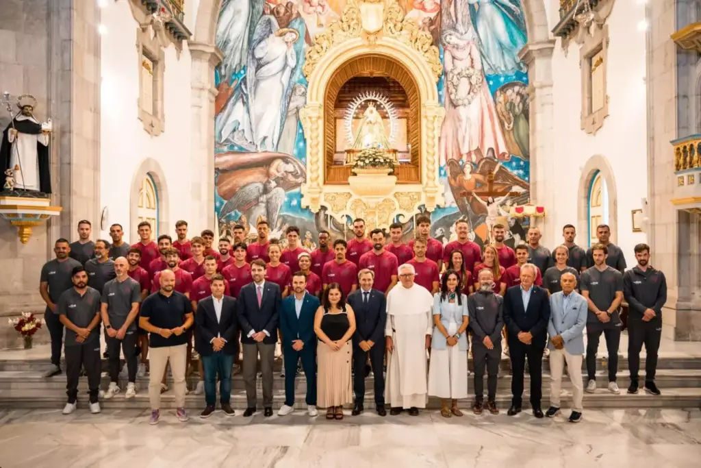El CD Tenerife se traslada a la Villa Mariana para realizar la tradicional ofrenda a la Virgen de Candelaria. Imagen CD Tenerife