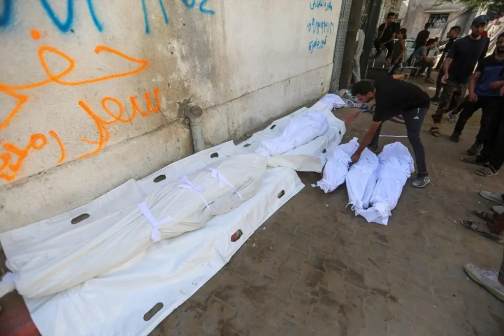 Palestinos en el Hospital Al Shifa junto a varios muertos a causa de los bombardeos del Ejército de Israel contra la ciudad de Gaza, en el norte de la Franja de Gaza 