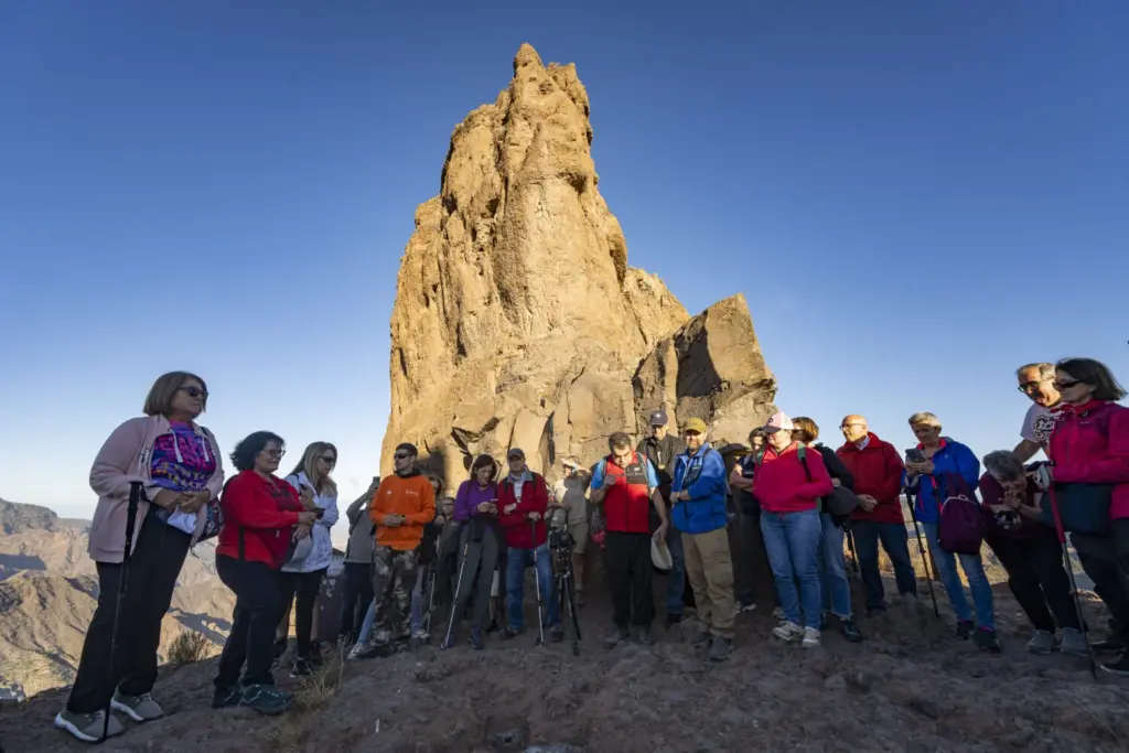 El sol y el almogarén del Bentayga reciben de nuevo al otoño y reviven el ritual milenario de sentimiento colectivo y esperanza de lluvia