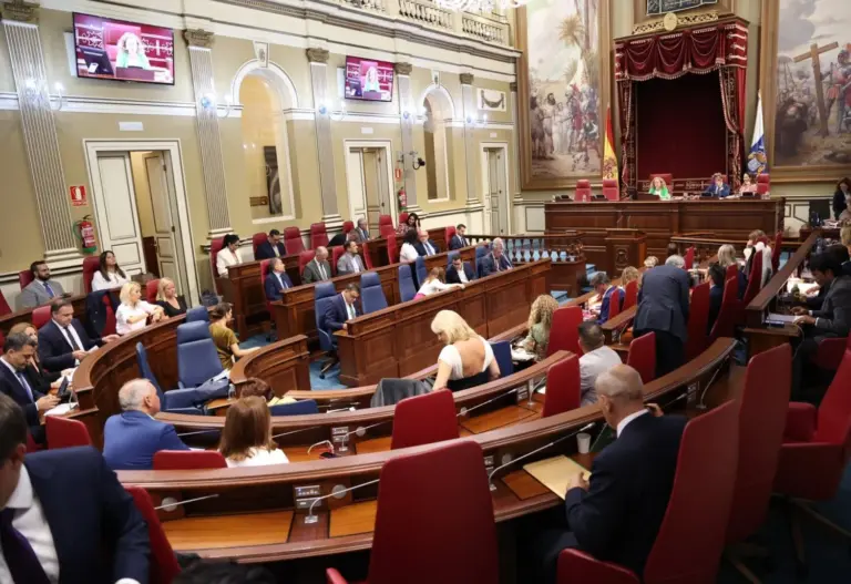 Oposición denuncia «aulas sauna» mientras Gobierno defiende normalidad al inicio de curso