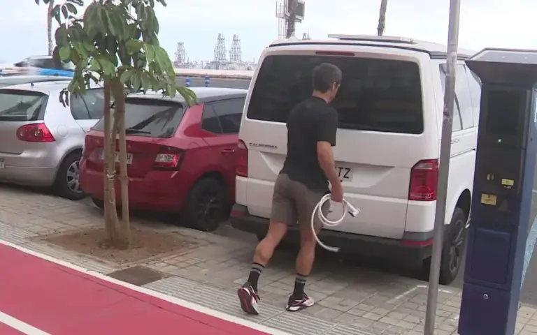 El precio del alquiler obliga a profesores en Canarias a vivir en furgonetas o rechazar trabajos