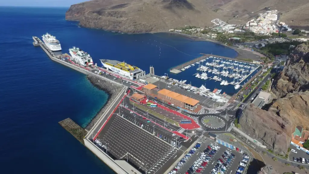 El senador Chinea (ASG) pide agilizar las obras de acceso al muelle de Los Cristianos. Imagen del muelle de Los Cristiano. Imagen Autoridad Portuaria de Santa Cruz de Tenerife