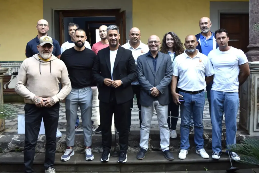 El alcalde Luis Yeray Gutiérrez y el concejal Ángel Chinea junto a la representación de socorristas, en el Ayuntamiento de La Laguna