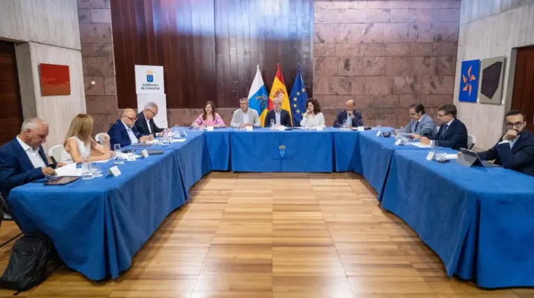 Canarias rechaza la condonación de deuda a las comunidades autónomas y avanza una «batalla» jurídica y política