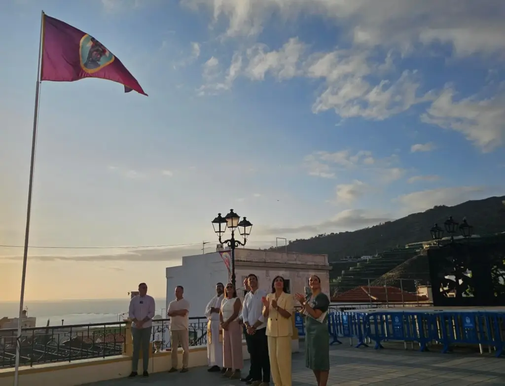 Tazacorte iza la Bandera en honor a San Miguel Arcángel y da inicio a las fiestas patronales