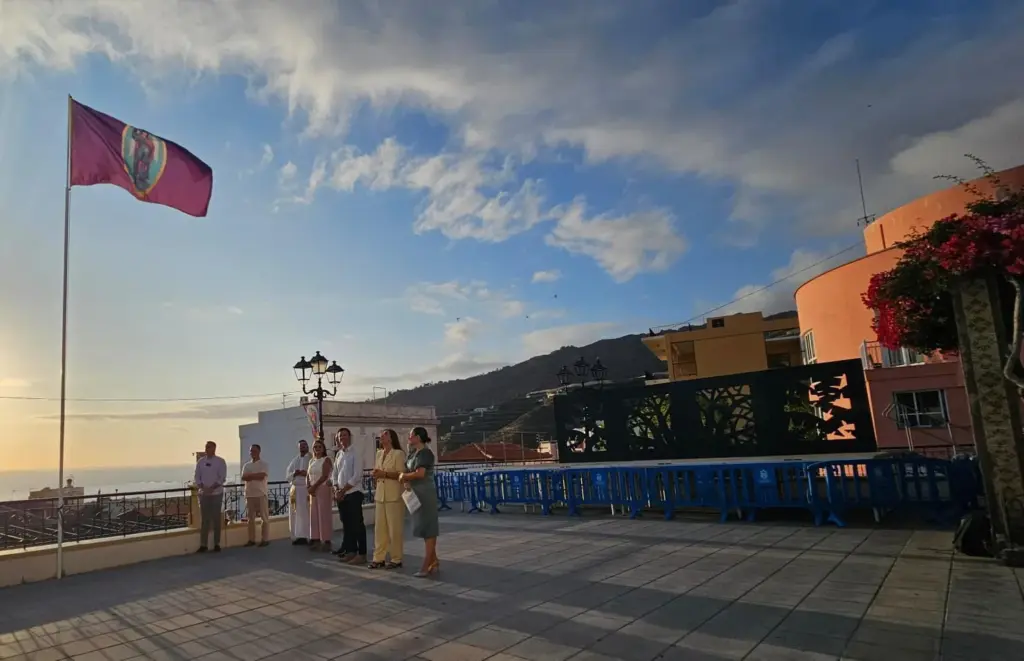 Tazacorte iza la Bandera en honor a San Miguel Arcángel y da inicio a las fiestas patronales