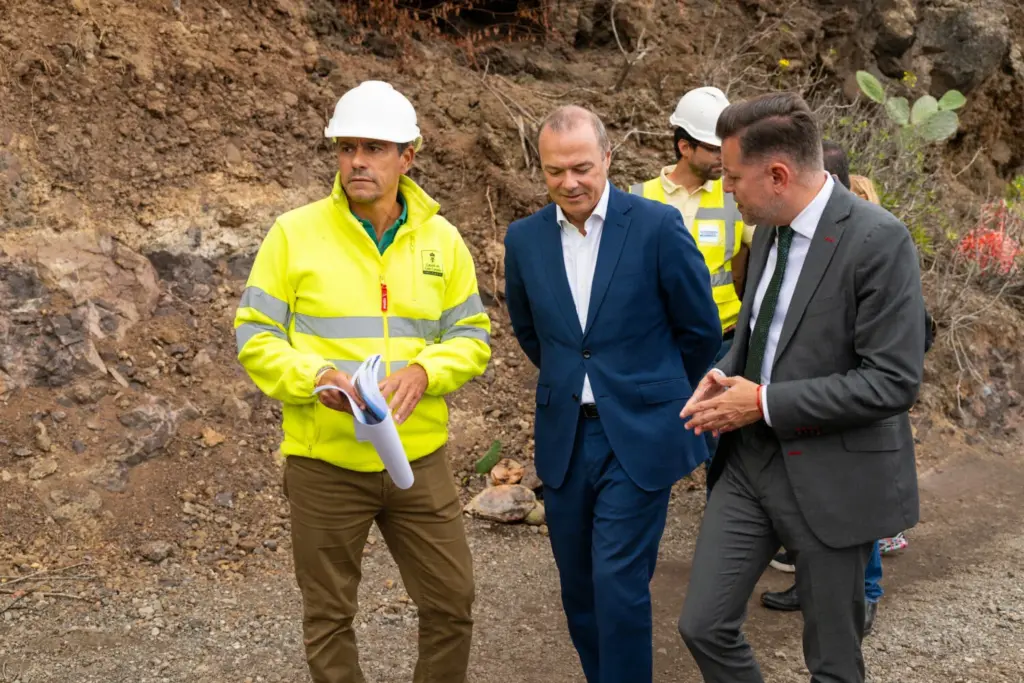 Teodoro Sosa (d) y Augusto Hidalgo (c), acompañados por el jefe de obra durante la visita a la GC-220 | Ayuntamiento de Gáldar