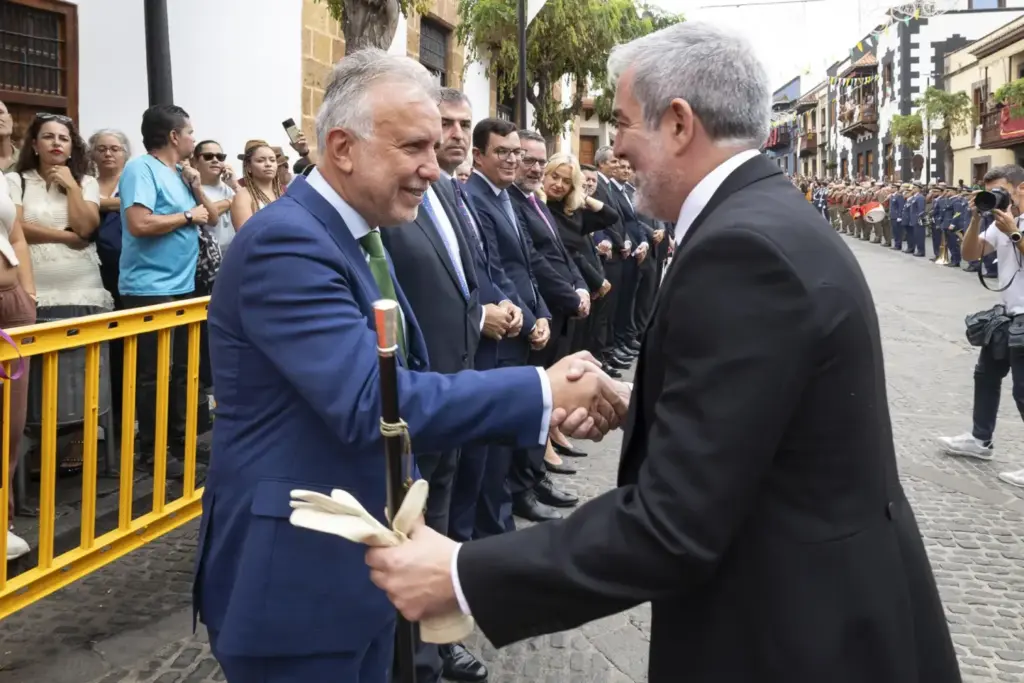 Saludo entre el ministro de Política Territorial, Ángel Víctor Torres, y el presidente canario, Fernando Clavijo, en Teror. Imagen EFE