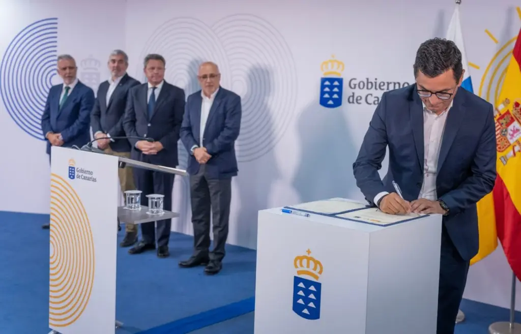 Firma del protocolo de movilidad para impulsar el tren de Gran Canaria. Imagen Gobierno de Canarias