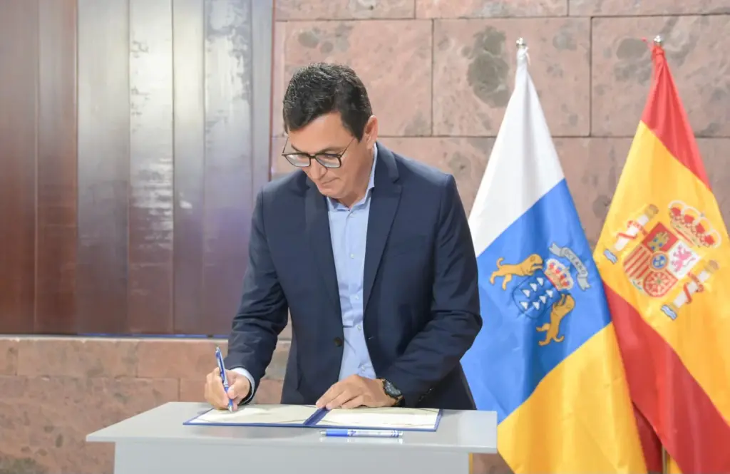 El consejero de Obras Públicas, Vivienda y Movilidad del Gobierno de Canarias, Pablo Rodríguez, en la firma del protocolo. Imagen Gobierno de Canarias
