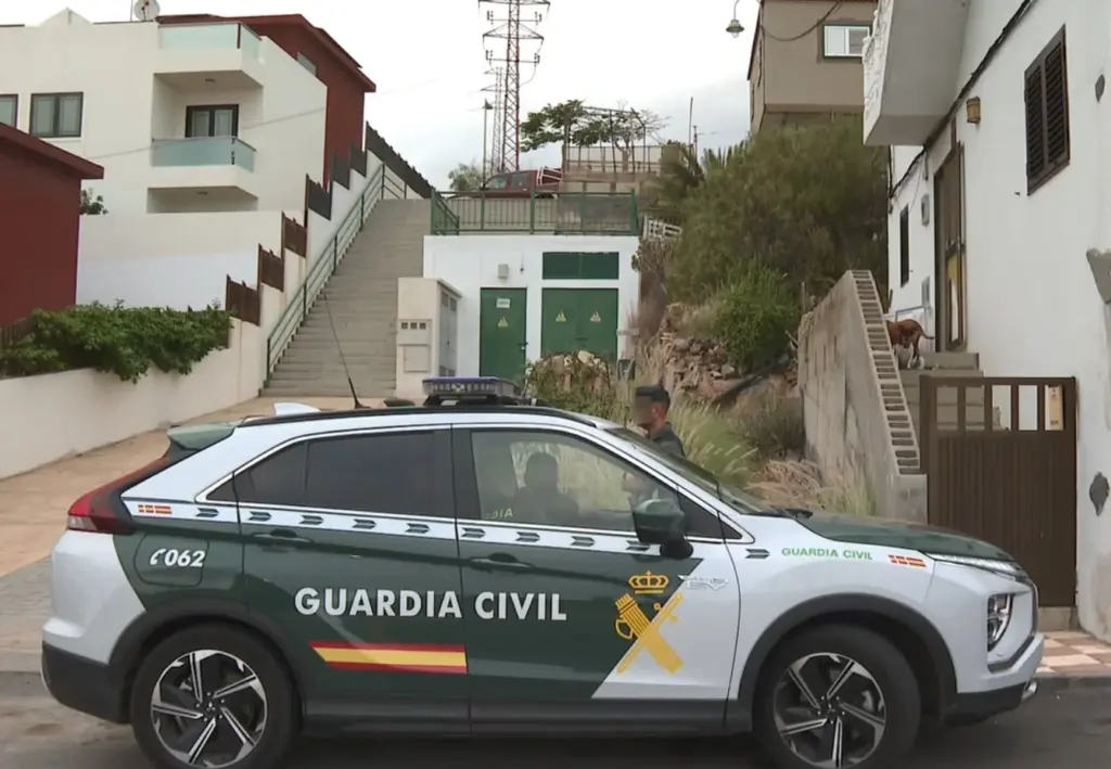 Coche de la guardia civil en en exterior de la vivienda donde se ha detenido a un joven por apuñalar a su pareja en Arico