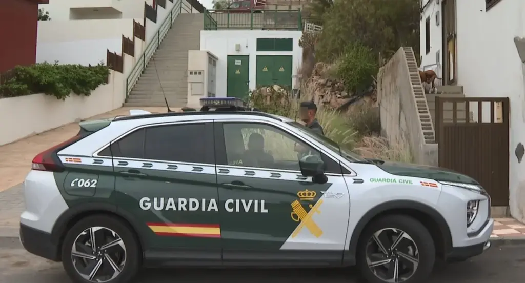 Coche de la guardia civil en en exterior de la vivienda donde se ha detenido a un joven por apuñalar a su pareja en Arico