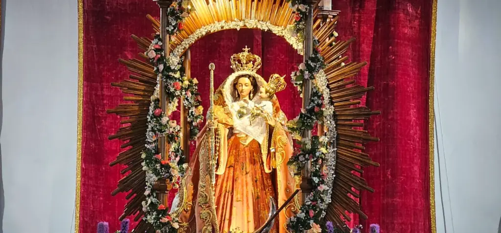 La Virgen del Socorro llega a la ermita acompañada de miles de peregrinos