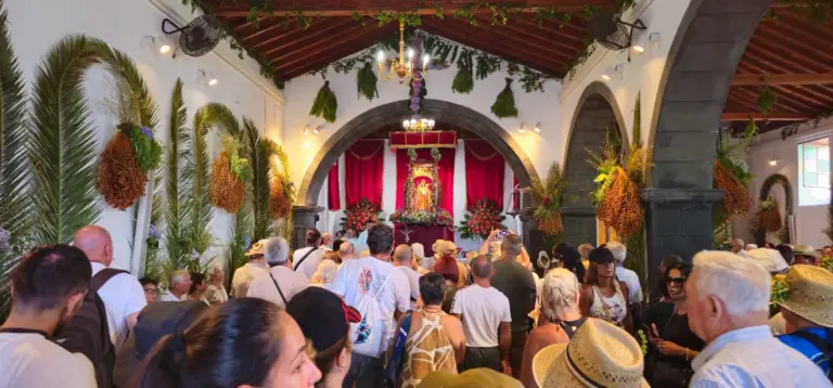 La Virgen del Socorro llega a la ermita acompañada de miles de peregrinos