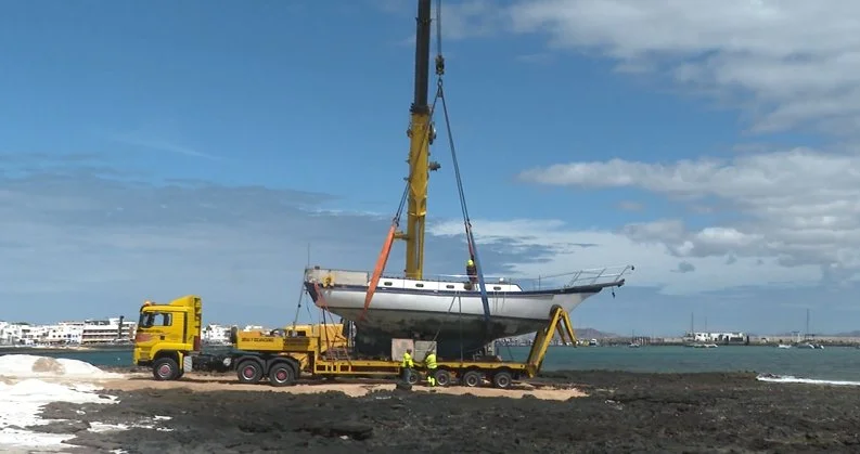 Retirada del velero encallado en Fuerteventura. Imagen RTVC
