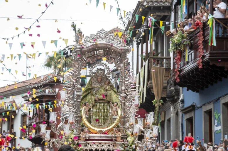 Teror celebra el Día de las Marías. (Archivo) Imagen de la 'Petalada', la tradicional lluvia de pétalos que recibe la Virgen del Pino en el homenaje en Teror en su día grande.